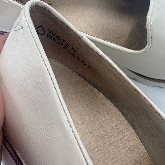 Vionic Women's Elegant Cream Flats - Picture 4 of 7